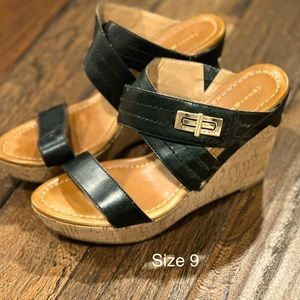 Tommy Hillfiger Mili wedge sandal black with cork bottom.
